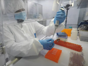 Dr. Raquel Fleskes demonstrates adding DNA tags to samples in one of the videos included in the tour.